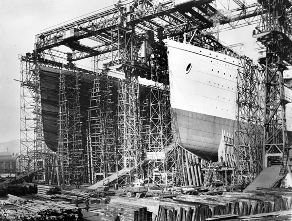 Спуск «Титаника» на воду состоялся 31-ого мая 1911 года (на фотографии показан момент спуска). Судно было ещё абсолютно не закончено - на нём не было знаменитых четырёх труб, не было винтов, двигателей, внутренней отделки...