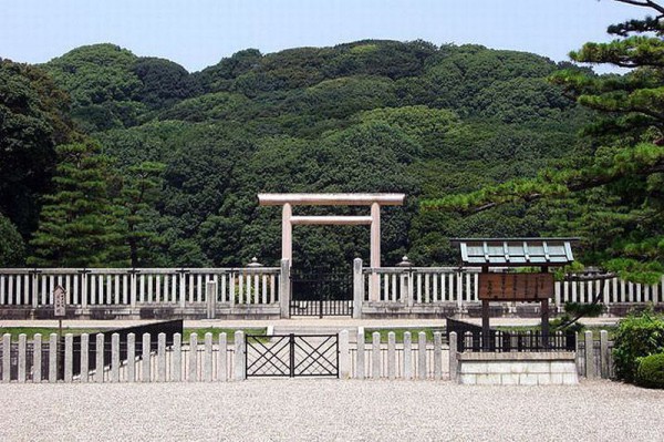 2. Есть вход, ворота, мостик. Все это закрыто и посещение запрещено японскими традициями.