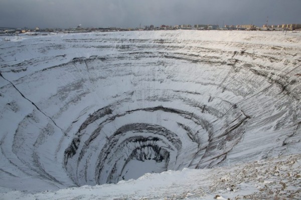 Отработанный карьер «Мир», где в 1957 году началась добыча алмазов открытым способом. Якутия, Россия, 12 ноября 2013 года. Фото: Andrey Rudakov/Bloomberg